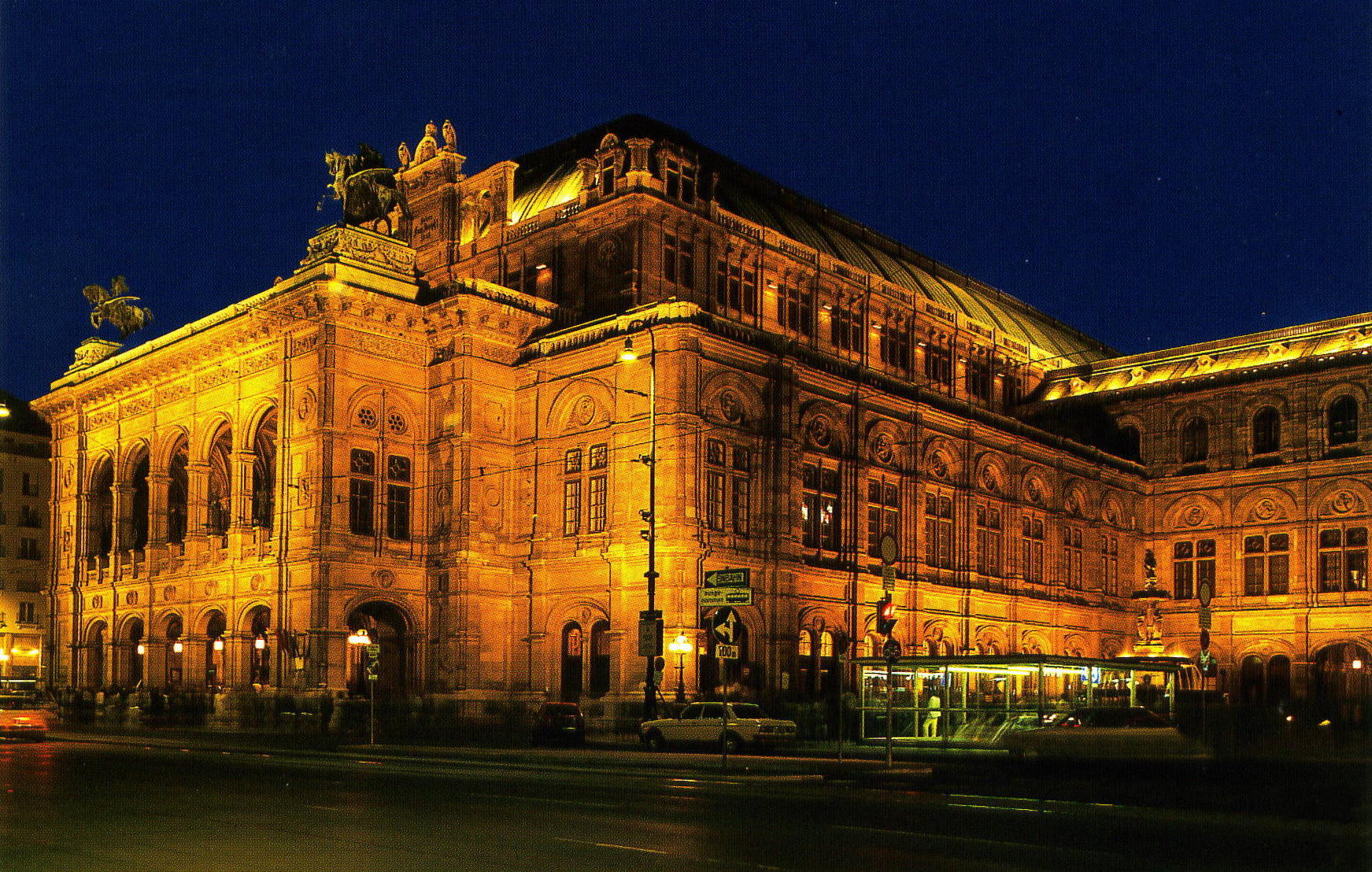 Staatsoper in Wien bei Nacht.jpg