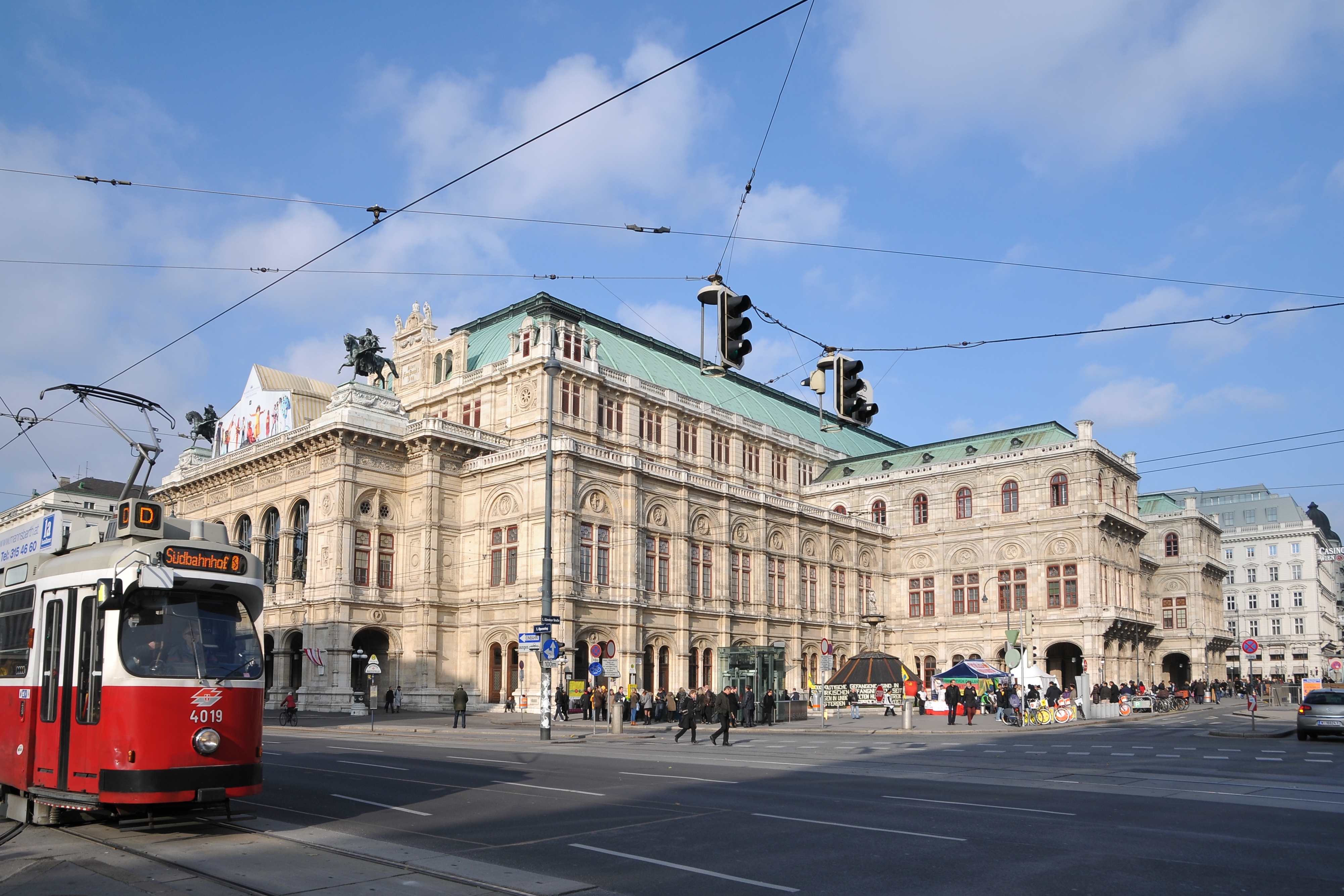 Wiener Staatsoper vs Kärntnerstraße 4.jpg